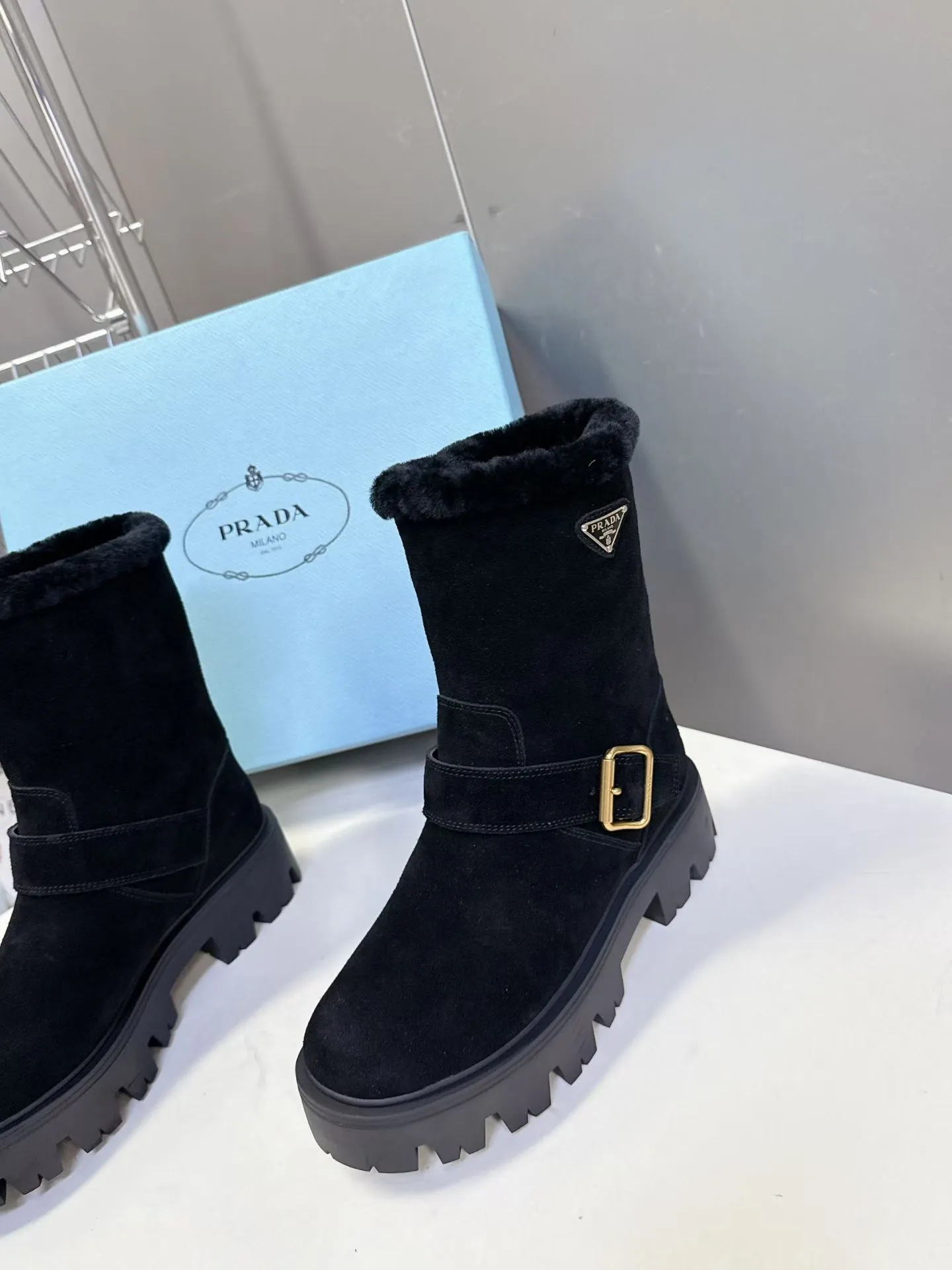 👟👟Ex-factory price 660👟👟 PRADA Prada's latest fall and winter triangular logo slip-on furry boots. There are many celebrities and Internet celebrities. A series that cannot be bought in winter. It is definitely this year's big hit. It is very good-looking. Simple upper design. Highly brand-recognizable triangle logo embellishment. Full of details. The upper foot is large and slim, and the legs are slim. This piece is just right. The outsole height is 5CM, which can instantly increase your height. It is a perfect tool for heightening. The whole series uses a variety of imported materials: polished and waxed calf leather, high mercerized cow suede, real wool lining, super warm, original combined rubber foam outsole, light and comfortable, Size: 35-41 (40 41 customized, non-refundable) 3044